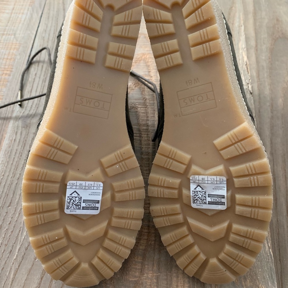 Toms Dusty Suede Olive women’s booties. - Picture 4 of 4